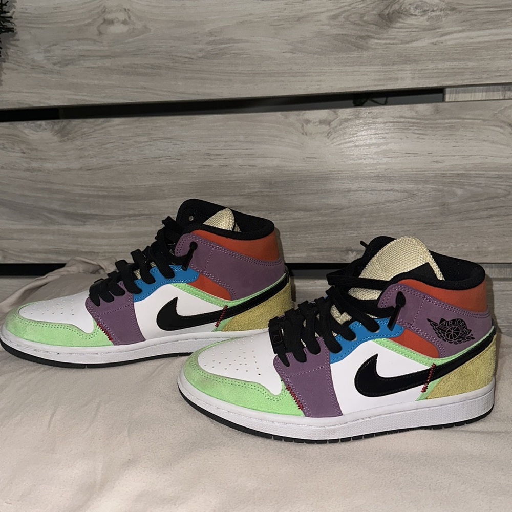 2020 Women’s air jordan 1 mid SE ‘Lightbulb’ - Picture 2 of 5